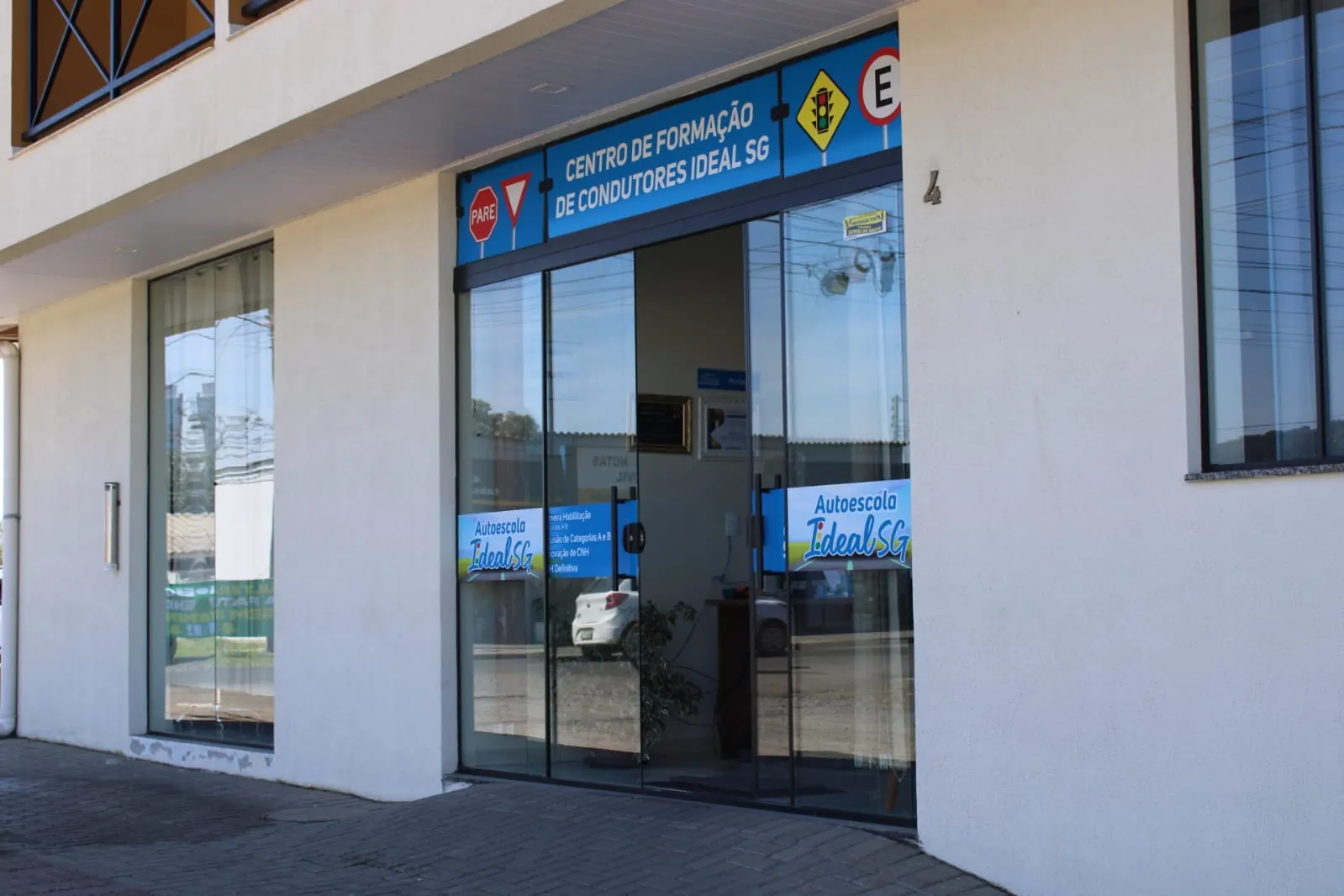 Entrada da Autoescola Ideal